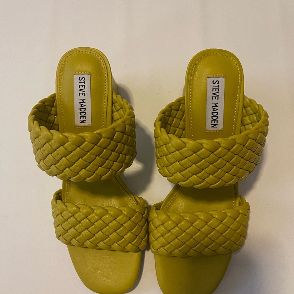 Steve Madden DAPHNEE yellow green sandals size 8.5 - Picture 3 of 4